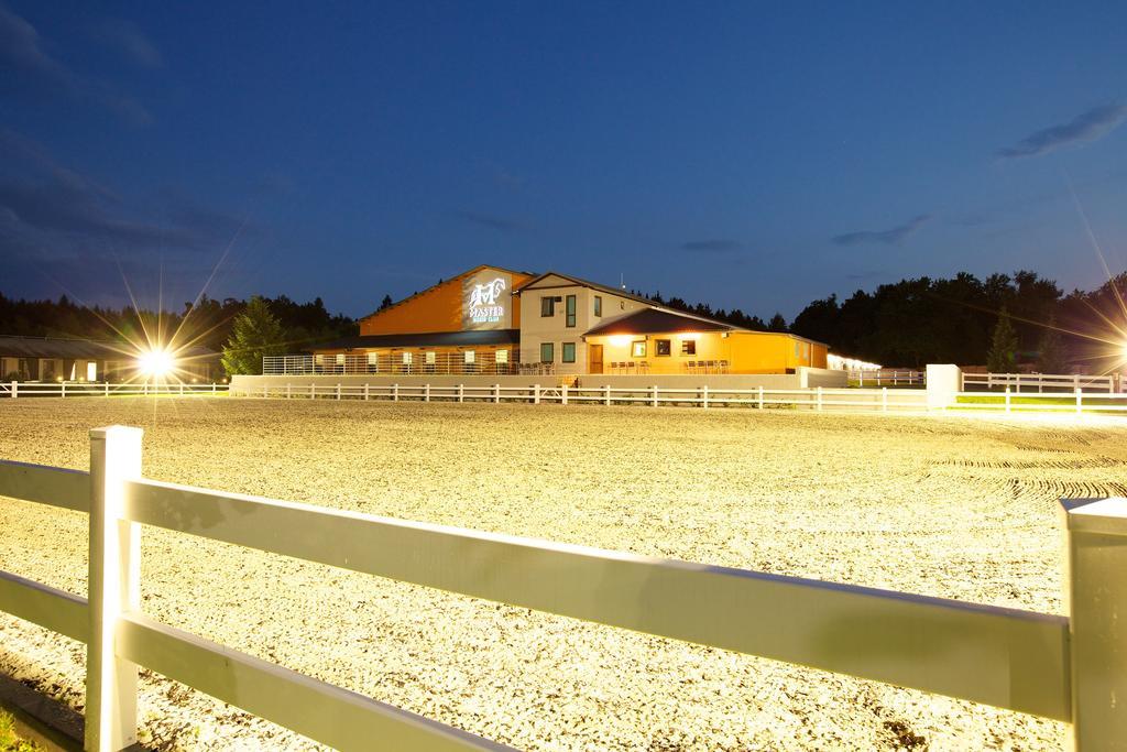 Master Horse Club - Svojetice Hotel Buitenkant foto